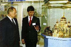 Президент РФ Путин В.В. и Президент ЮК «Алмаз-Холдинг» Гумеров Ф.Ф. на выставке.